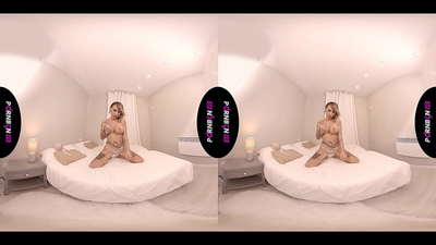 PORNBCN VR Zralá španělská MILFka masturbuje a kouří si péro v POV, zatímco kouří a škube nohama.