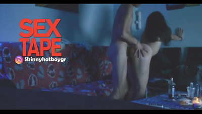 Roztomilá školačka se svým přítelem